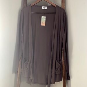 Cute brown cardigan. With side pockets.
